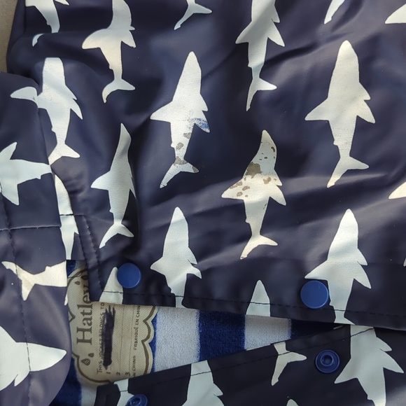 Boys color changing shark raincoat by Hatley size 8 - Picture 4 of 4